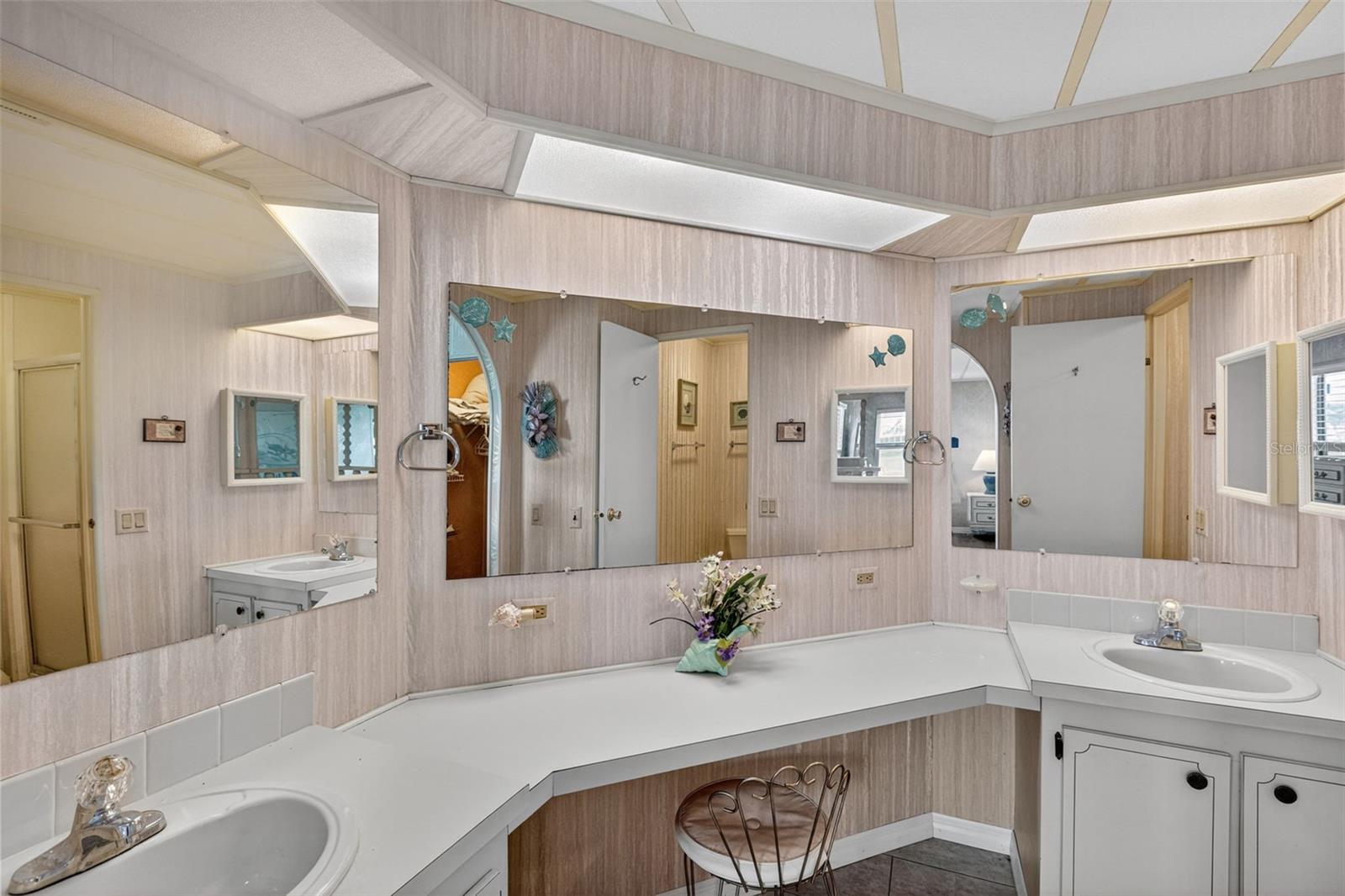 Image 21 of 75 For 702 Del Luna Drive