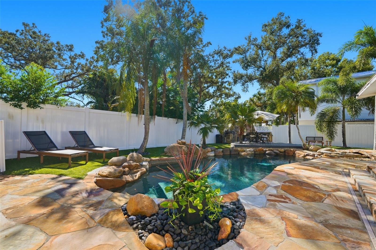 Image 33 of 41 For 517 Avery Avenue