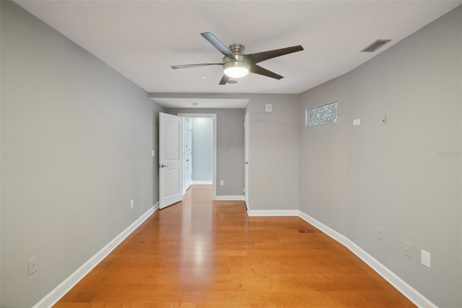 Image 21 of 35 For 1 Beach Drive Se 2305