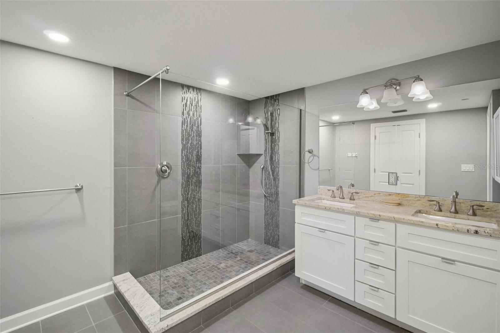 Image 22 of 35 For 1 Beach Drive Se 2305