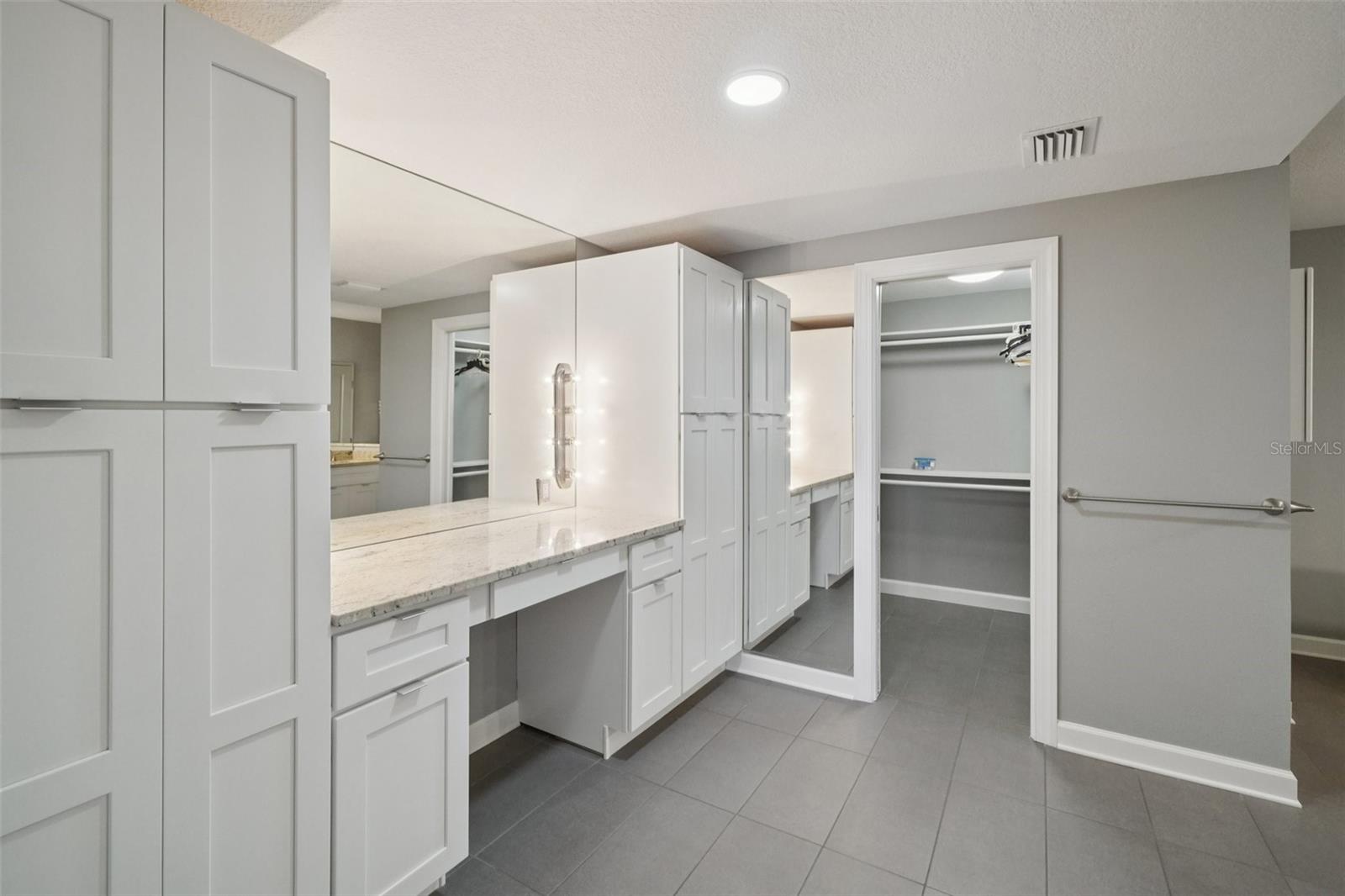 Image 23 of 35 For 1 Beach Drive Se 2305