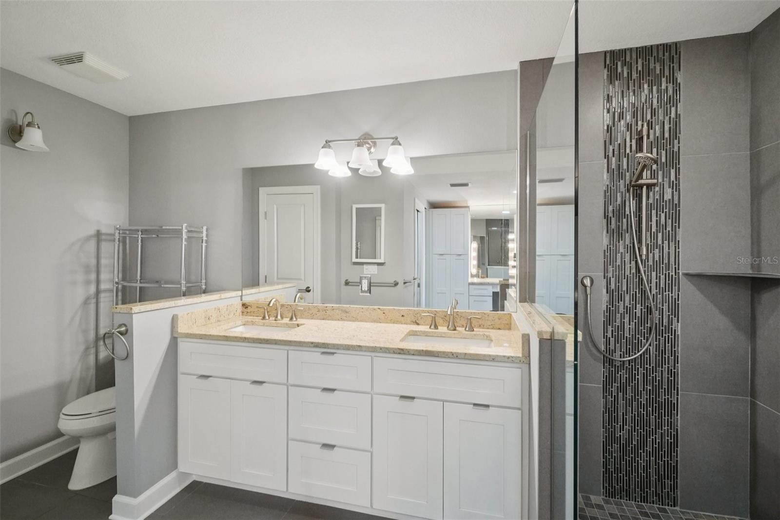 Image 24 of 35 For 1 Beach Drive Se 2305