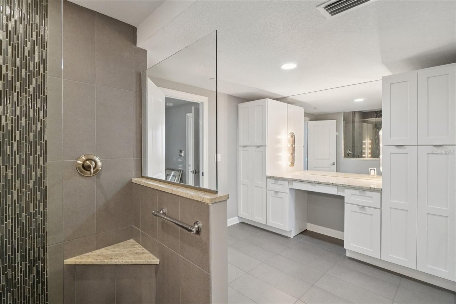 Image 26 of 35 For 1 Beach Drive Se 2305