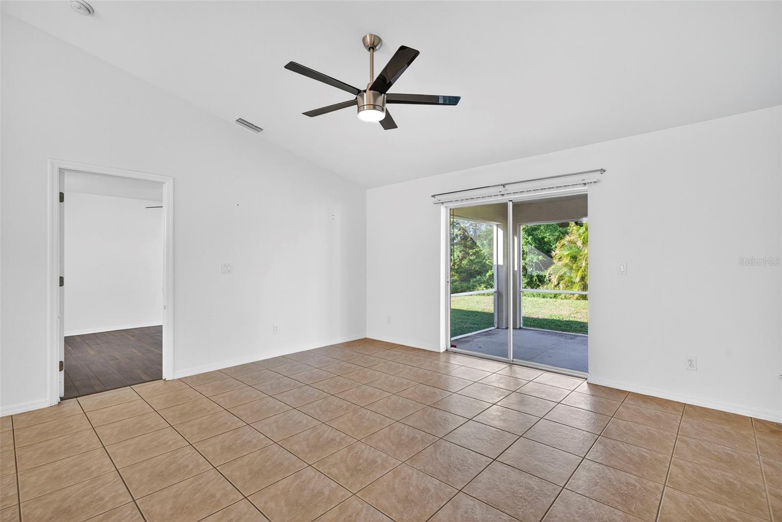 Image 15 of 31 For 710-712 Creuset Avenue S