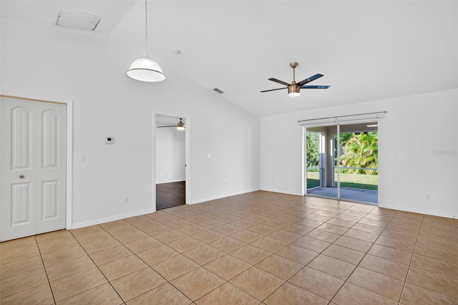 Image 17 of 31 For 710-712 Creuset Avenue S