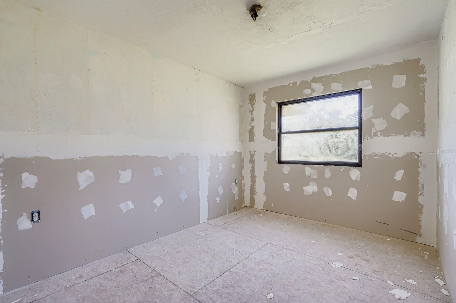 Image 14 of 29 For 421 Shore Drive E