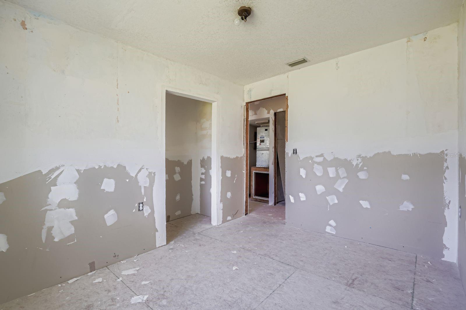 Image 15 of 29 For 421 Shore Drive E