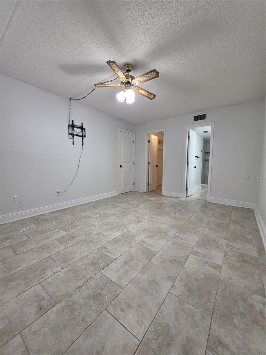 Image 21 of 33 For 3821 Oak Drive J51
