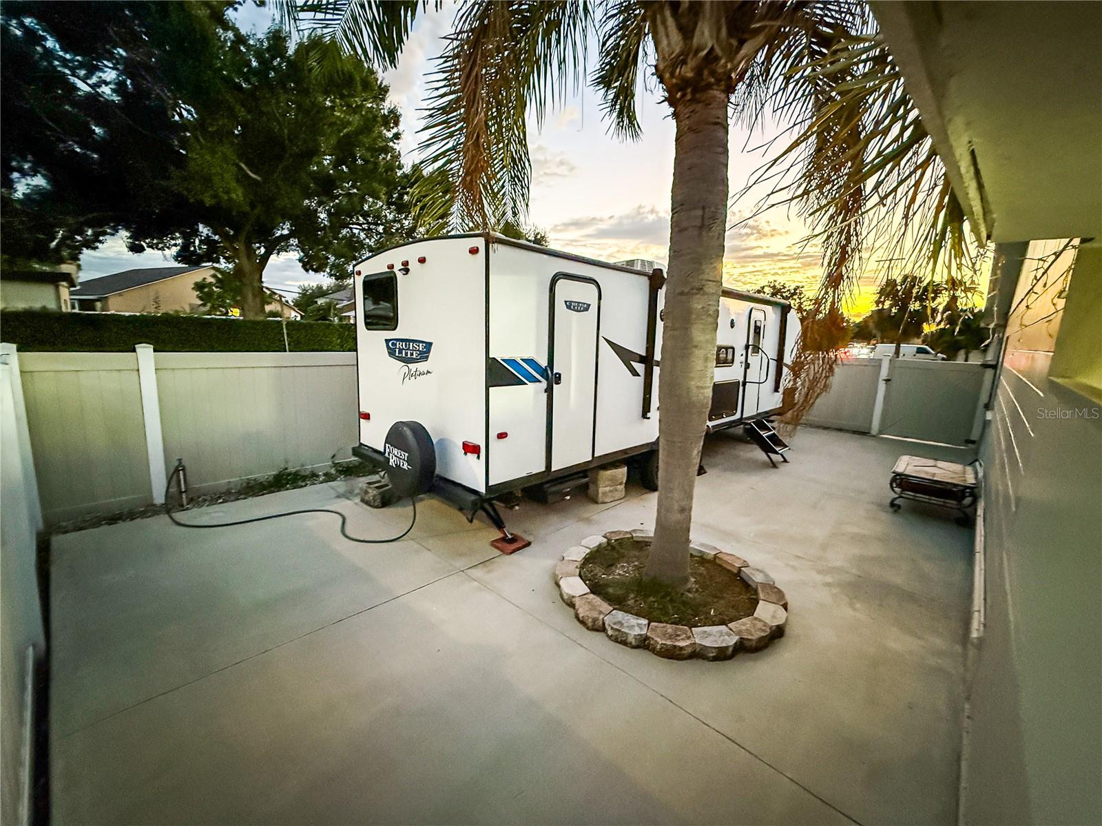 Listing photo id 14 for 1054 Old Field Drive