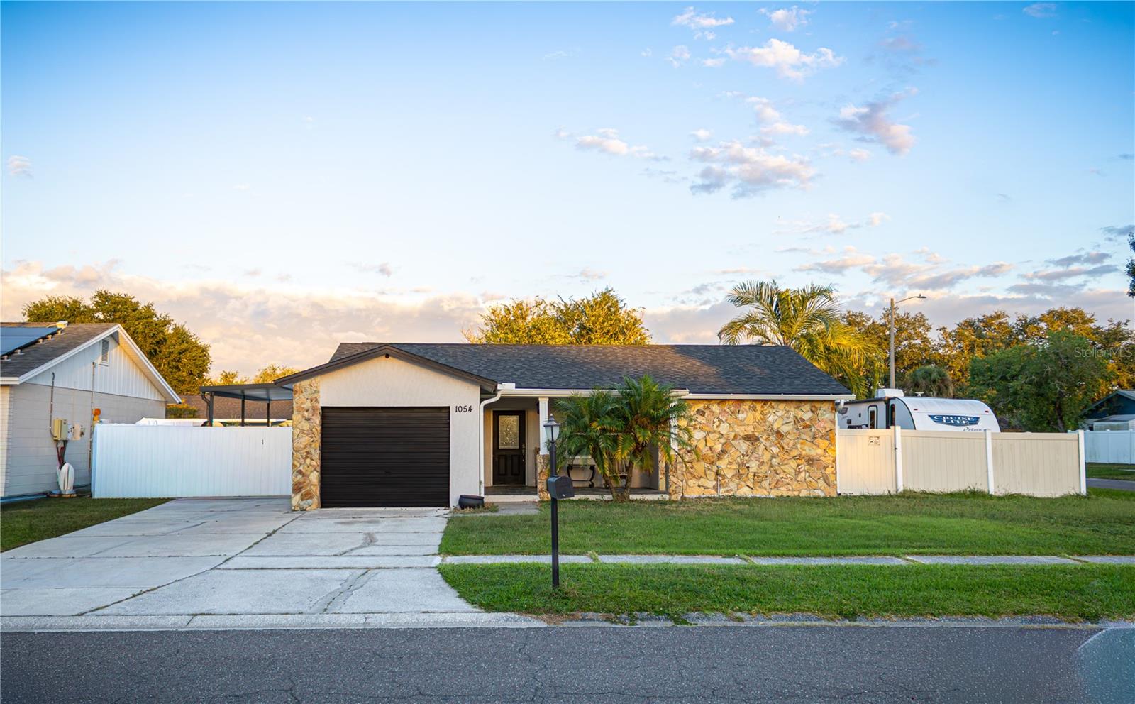 Listing photo id 1 for 1054 Old Field Drive