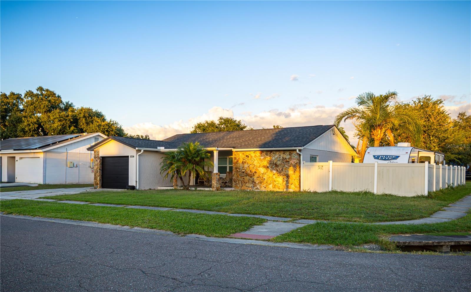 Listing photo id 2 for 1054 Old Field Drive