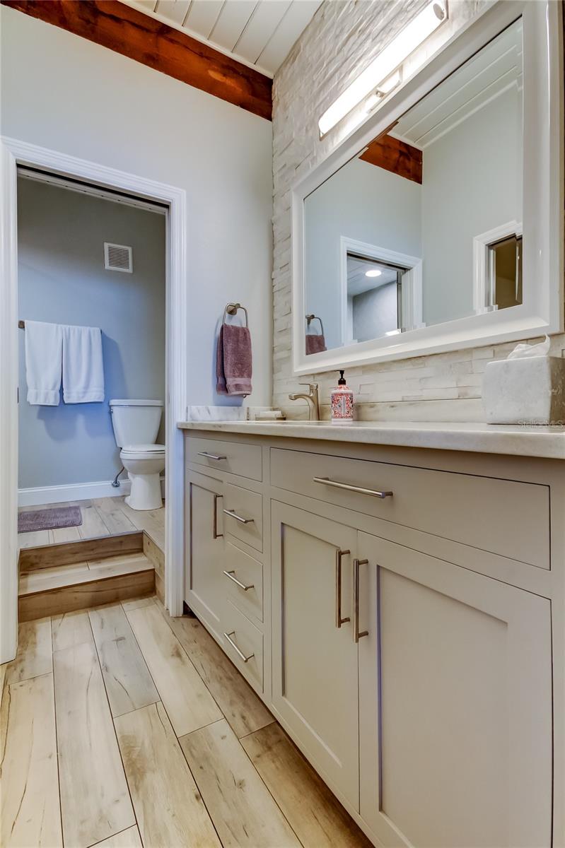 Image 23 of 33 For 19530 Gulf Boulevard 5b