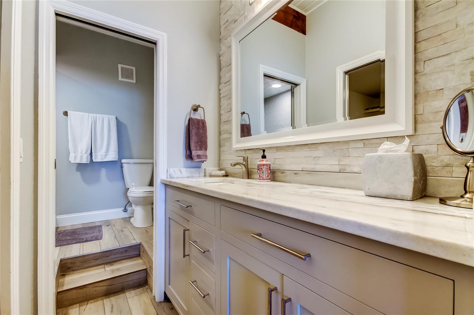 Image 24 of 33 For 19530 Gulf Boulevard 5b