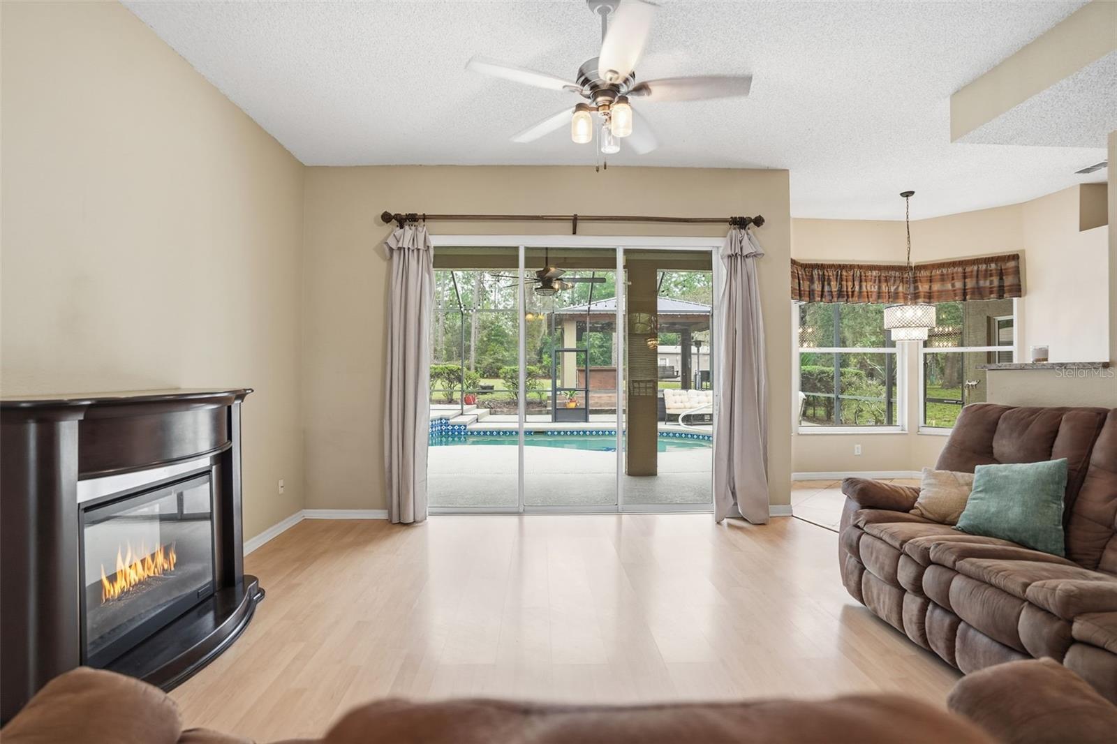 Listing photo id 8 for 10335 Dauphine Terrace