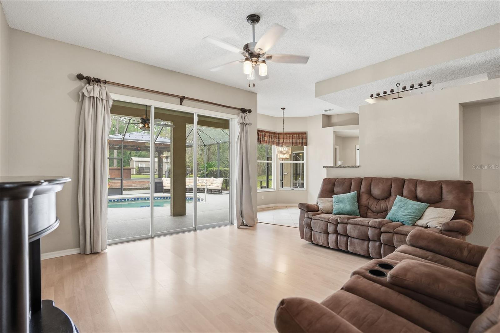 Listing photo id 9 for 10335 Dauphine Terrace