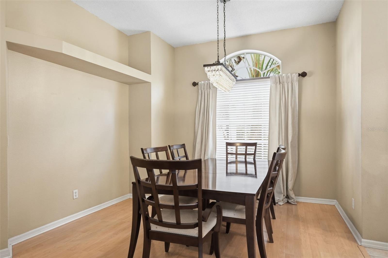 Listing photo id 10 for 10335 Dauphine Terrace