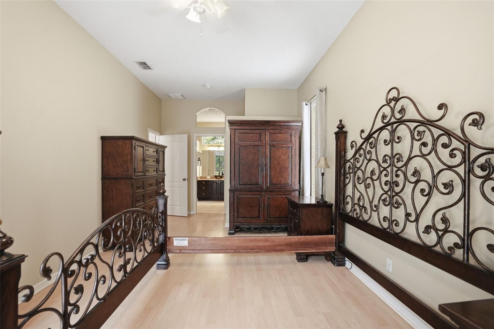Listing photo id 23 for 10335 Dauphine Terrace