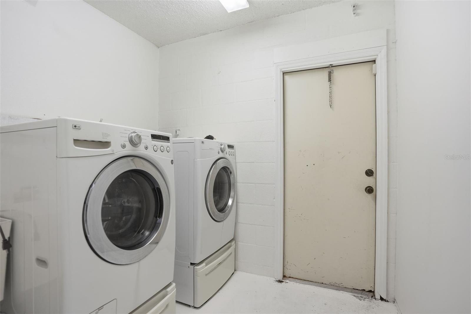Listing photo id 37 for 10335 Dauphine Terrace
