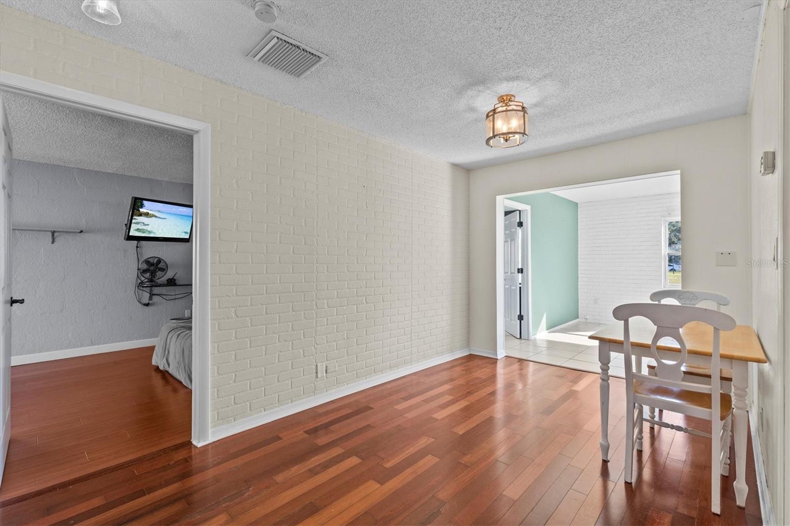 Image 11 of 53 For 3307 De Soto Boulevard