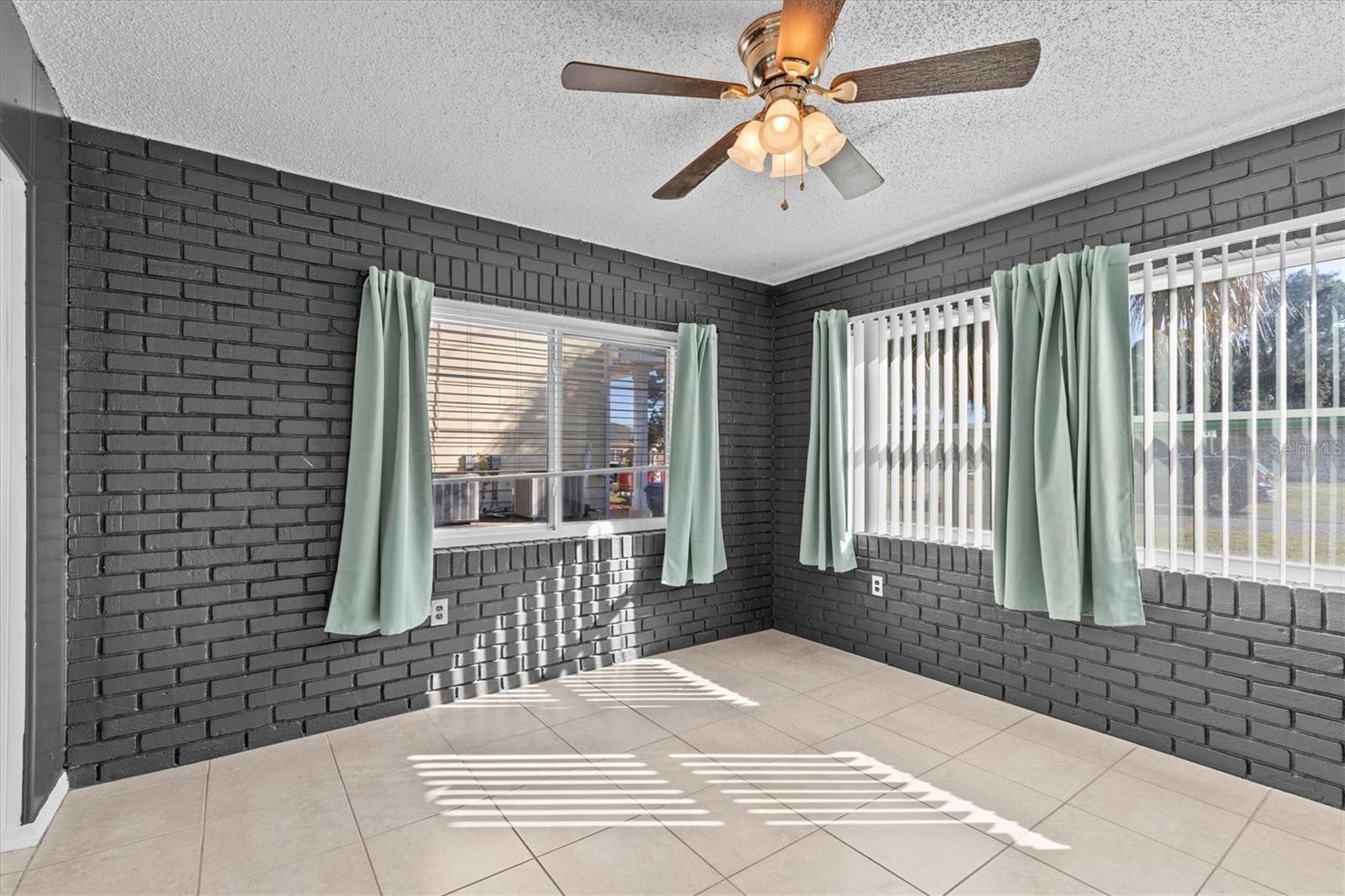 Image 25 of 53 For 3307 De Soto Boulevard