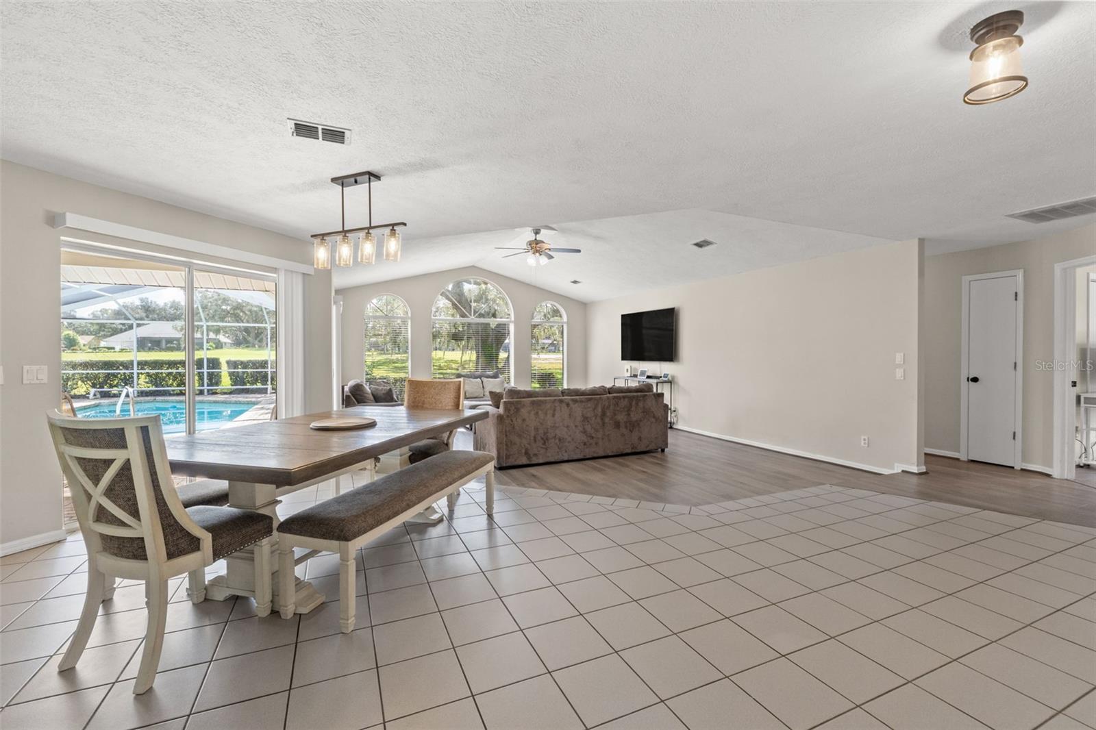 Listing photo id 8 for 640 Hartford Street