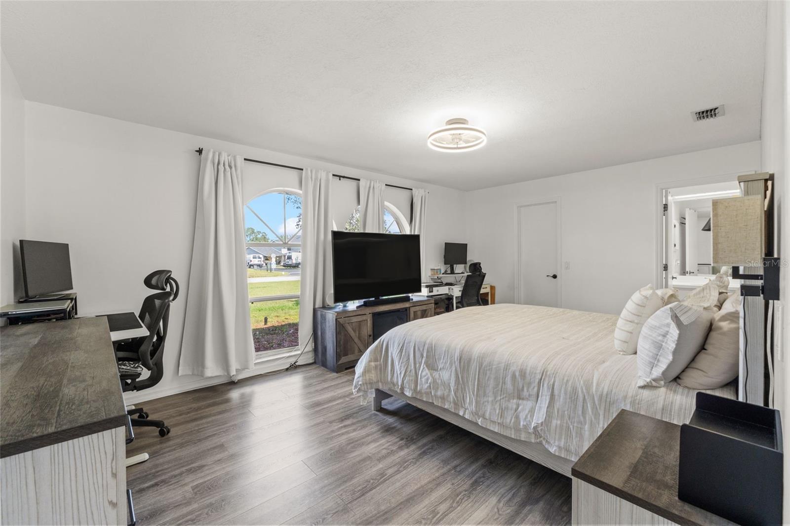 Listing photo id 19 for 640 Hartford Street