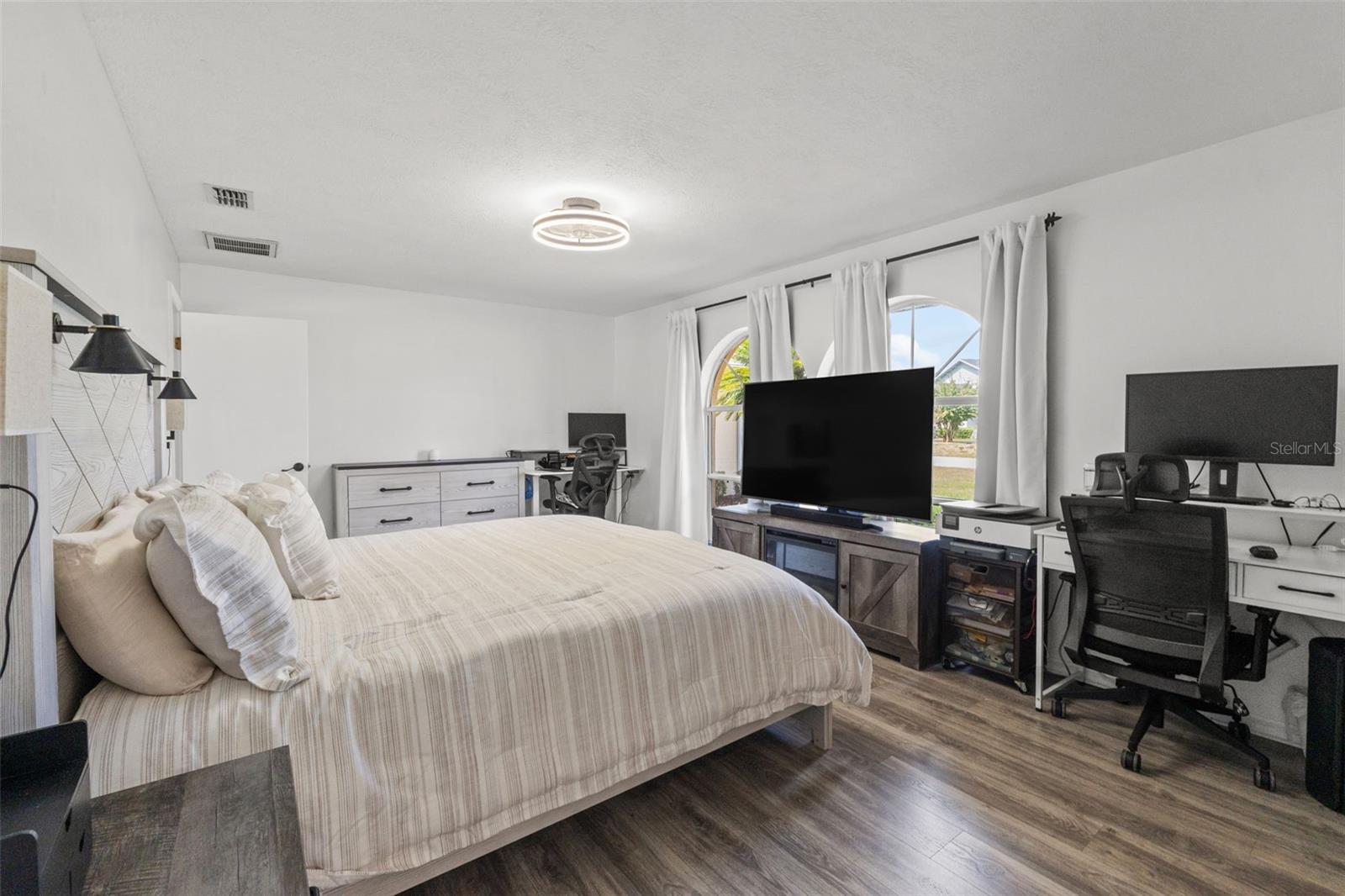 Listing photo id 21 for 640 Hartford Street