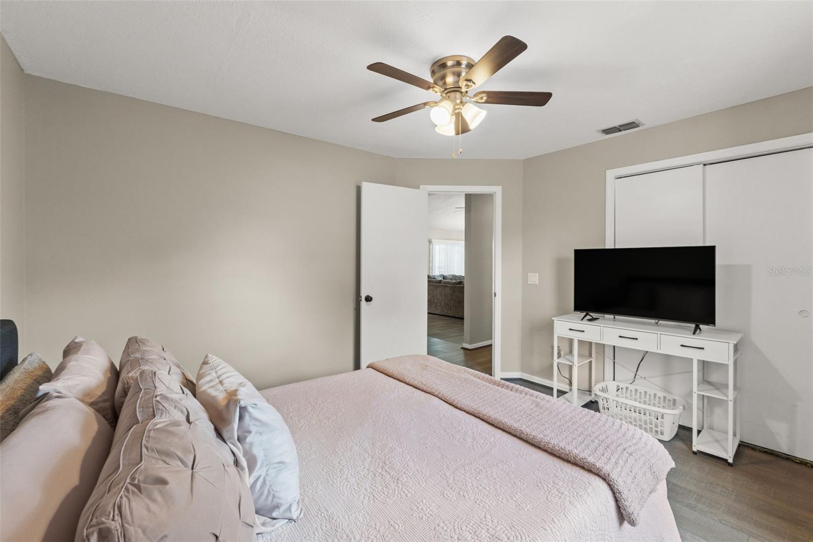 Listing photo id 26 for 640 Hartford Street