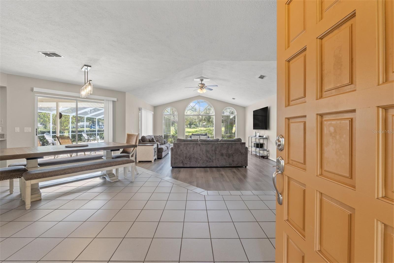 Listing photo id 4 for 640 Hartford Street