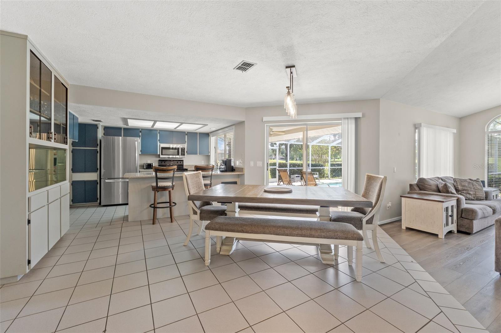 Listing photo id 5 for 640 Hartford Street