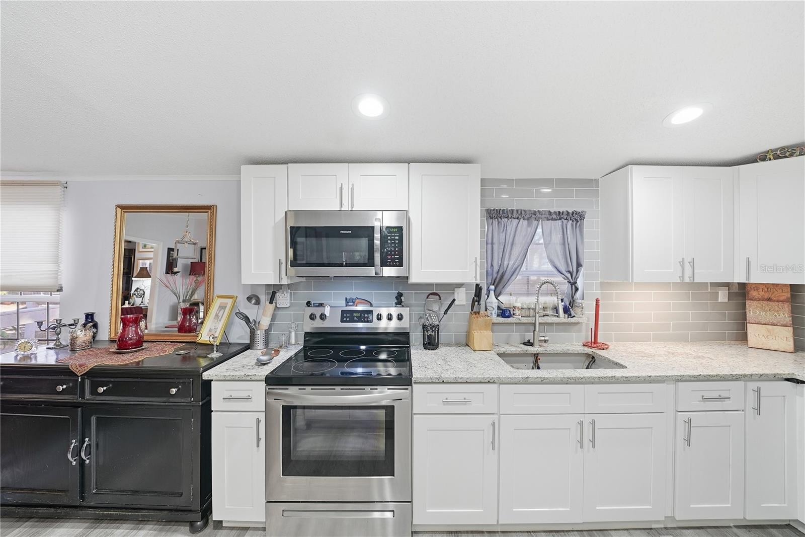 Listing photo id 18 for 6705 Applewood Drive