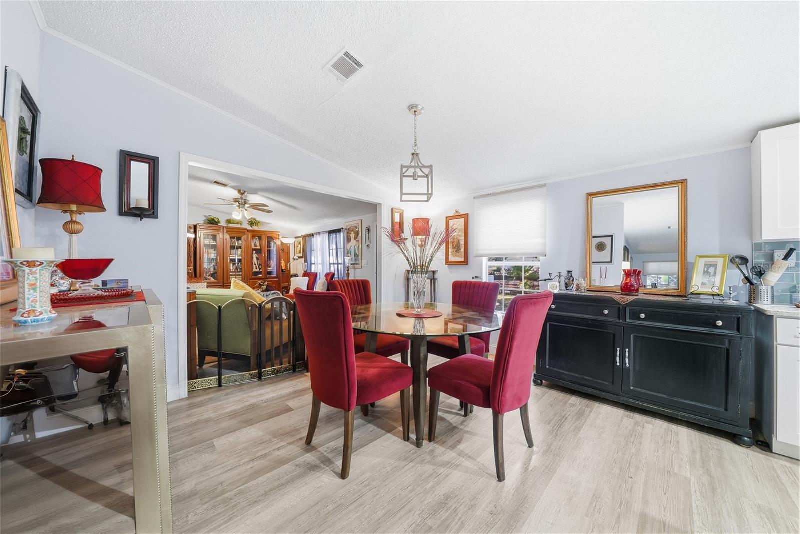 Listing photo id 20 for 6705 Applewood Drive