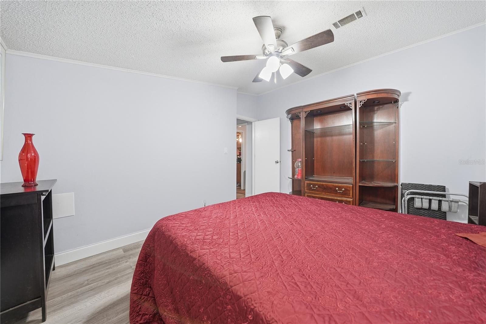 Listing photo id 23 for 6705 Applewood Drive