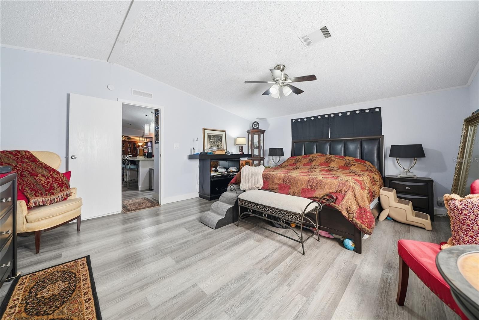 Listing photo id 28 for 6705 Applewood Drive