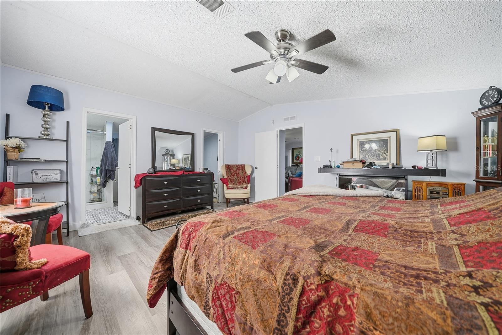 Listing photo id 29 for 6705 Applewood Drive