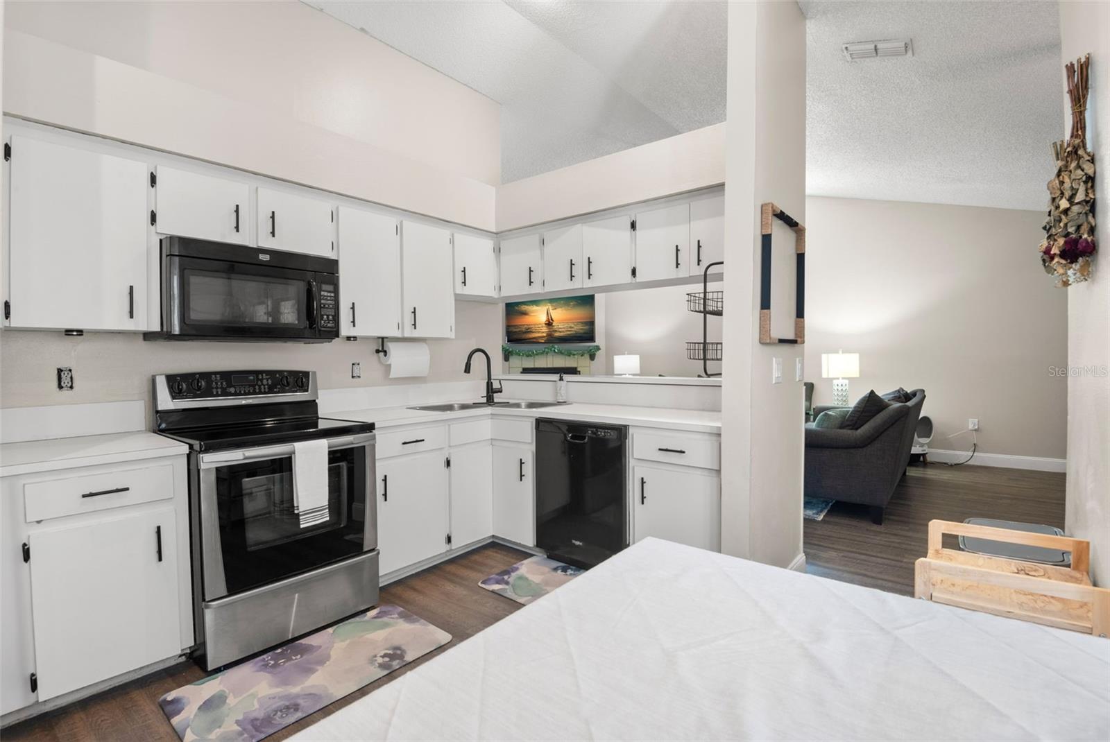 Image 10 of 39 For 656 Lake Dexter Circle