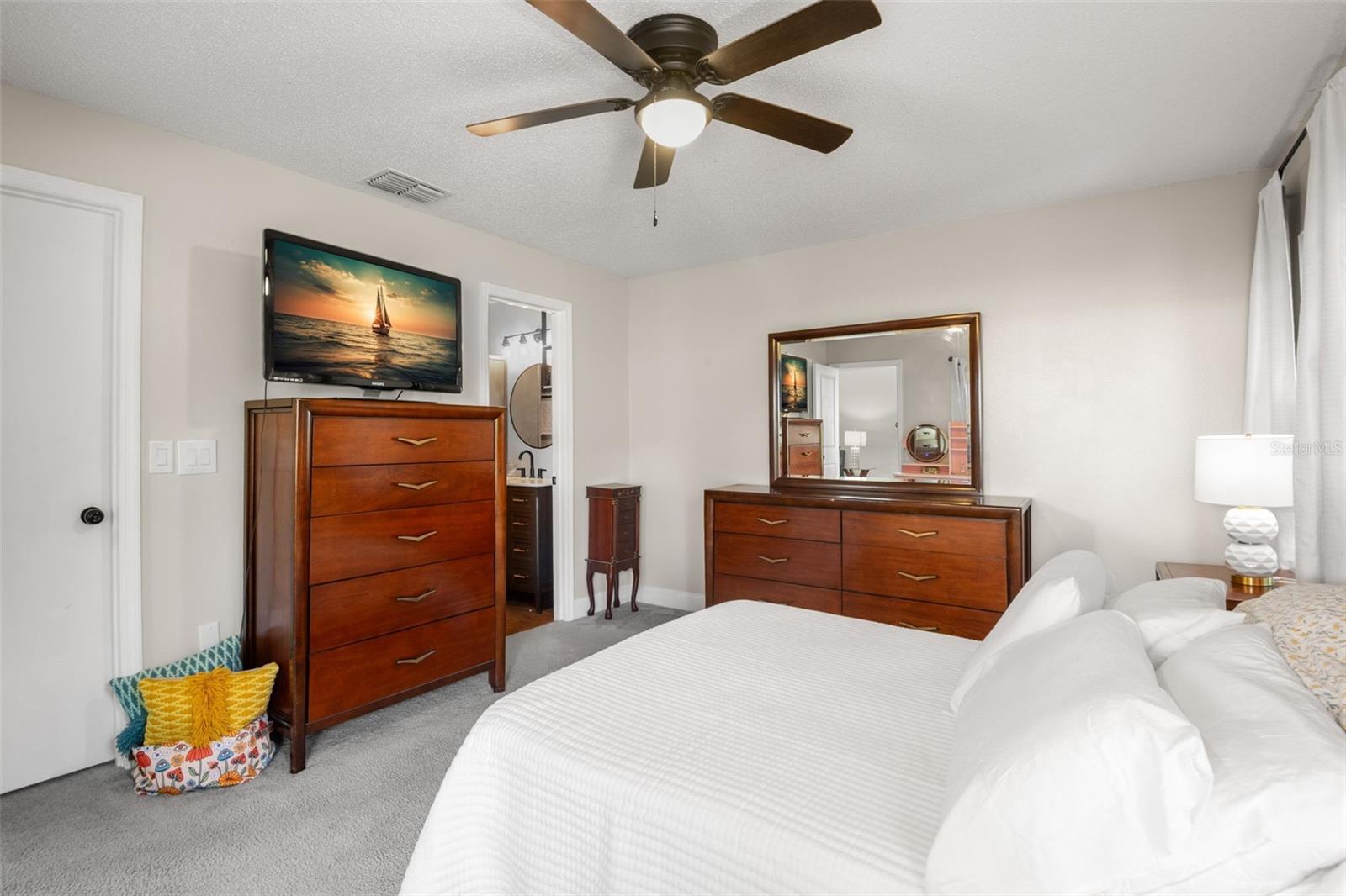 Image 18 of 39 For 656 Lake Dexter Circle