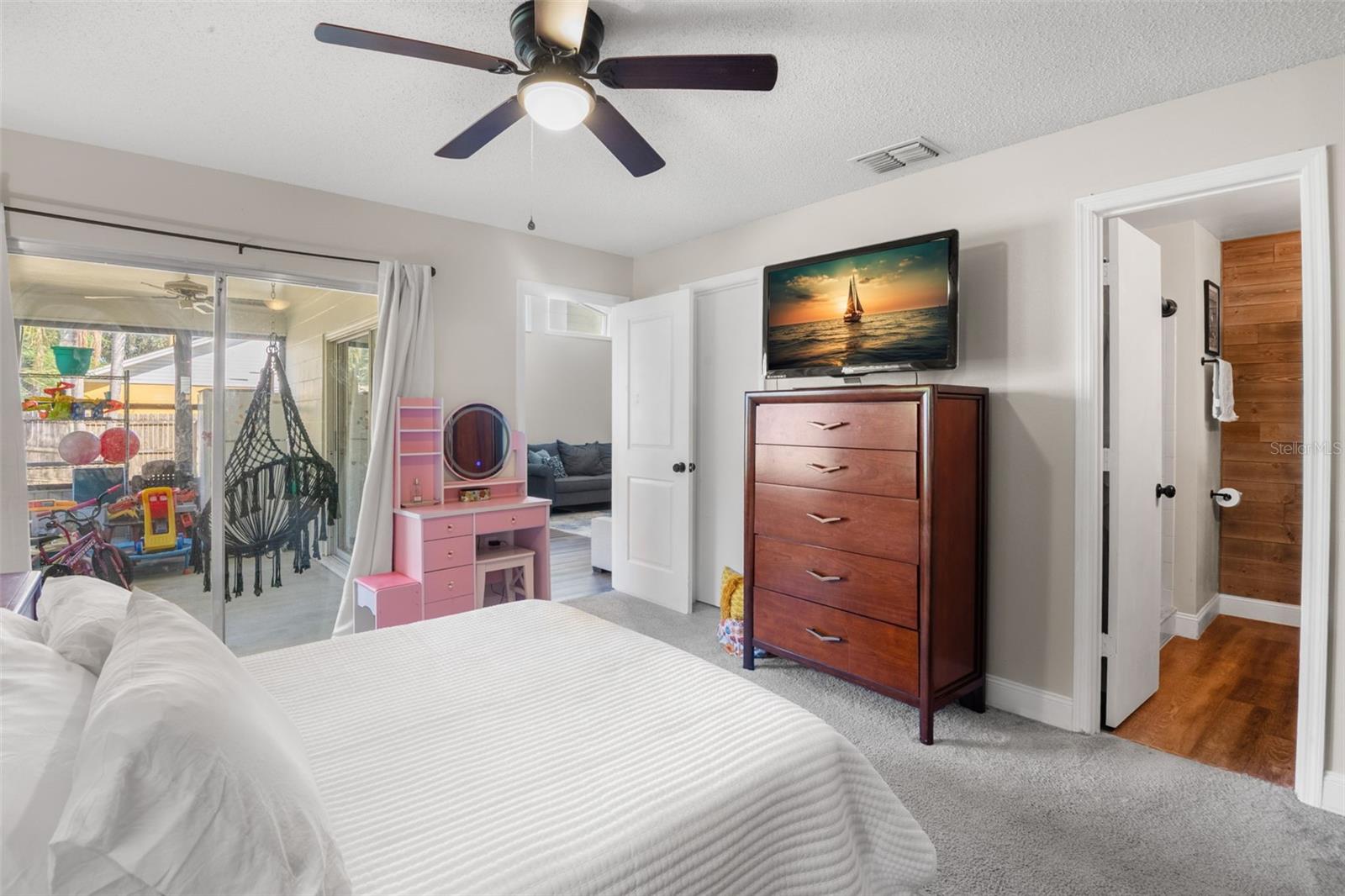 Image 19 of 39 For 656 Lake Dexter Circle