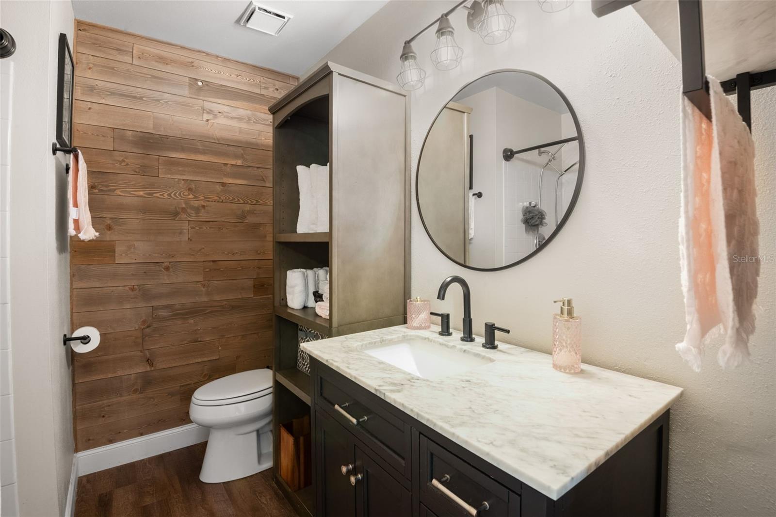 Image 20 of 39 For 656 Lake Dexter Circle