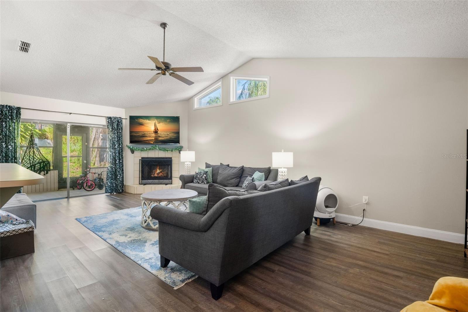 Image 5 of 39 For 656 Lake Dexter Circle