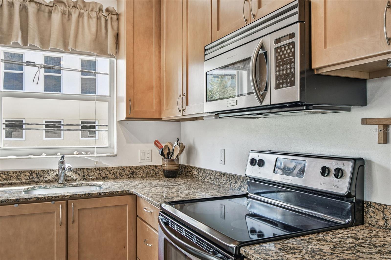 Image 17 of 30 For 210 6th Avenue N 9