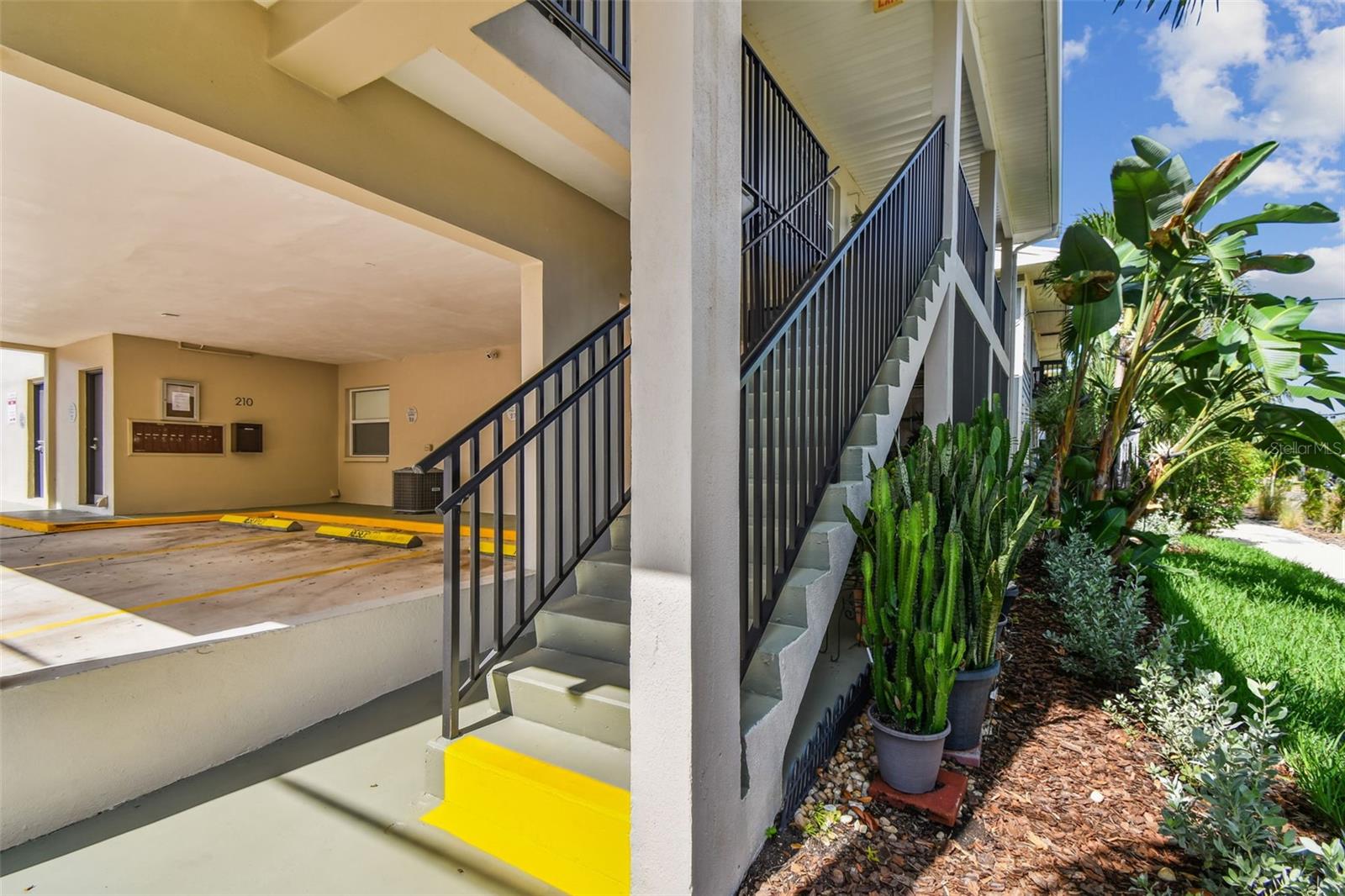 Image 3 of 30 For 210 6th Avenue N 9