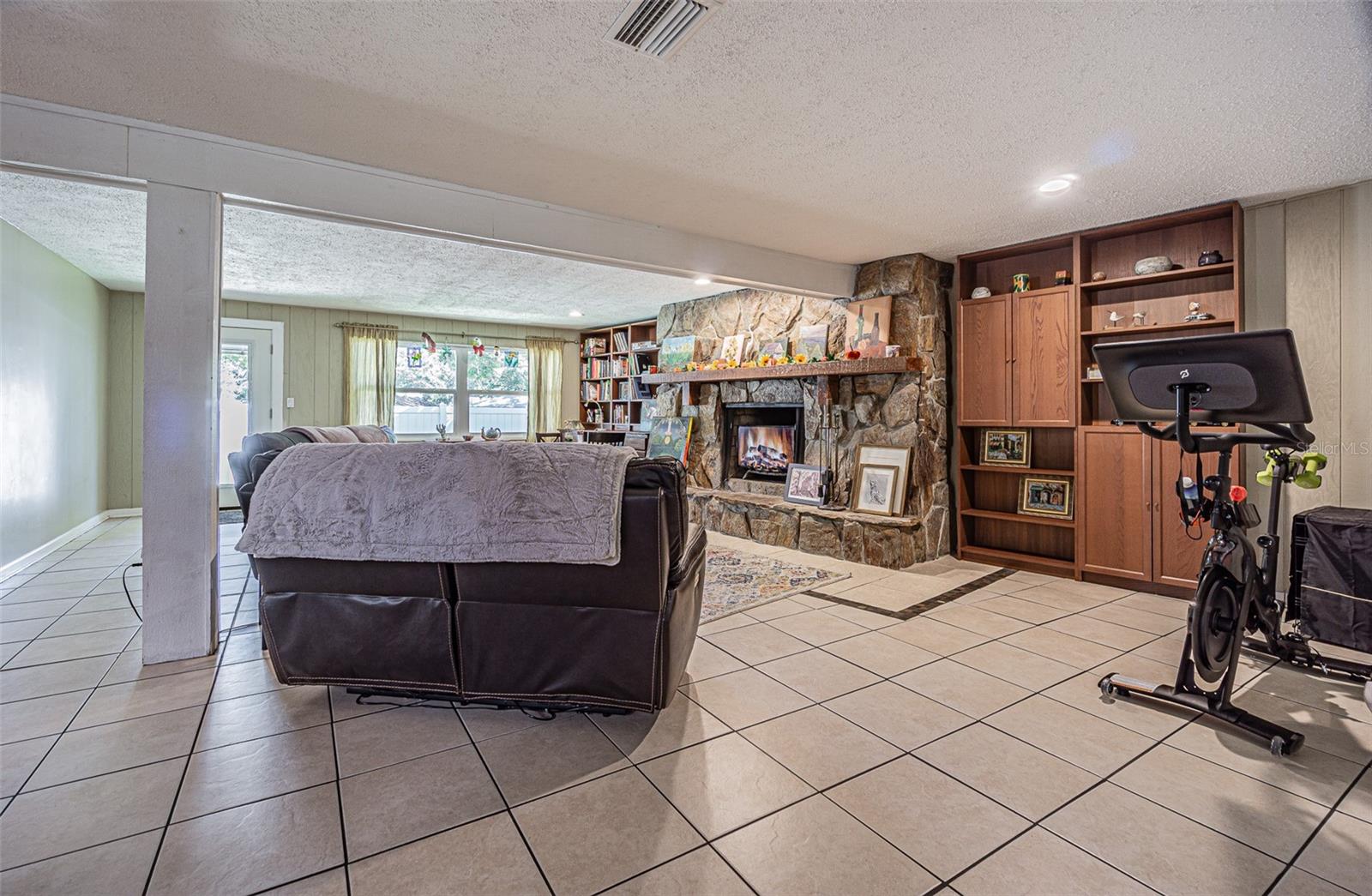 Image 15 of 50 For 936 Highview Drive