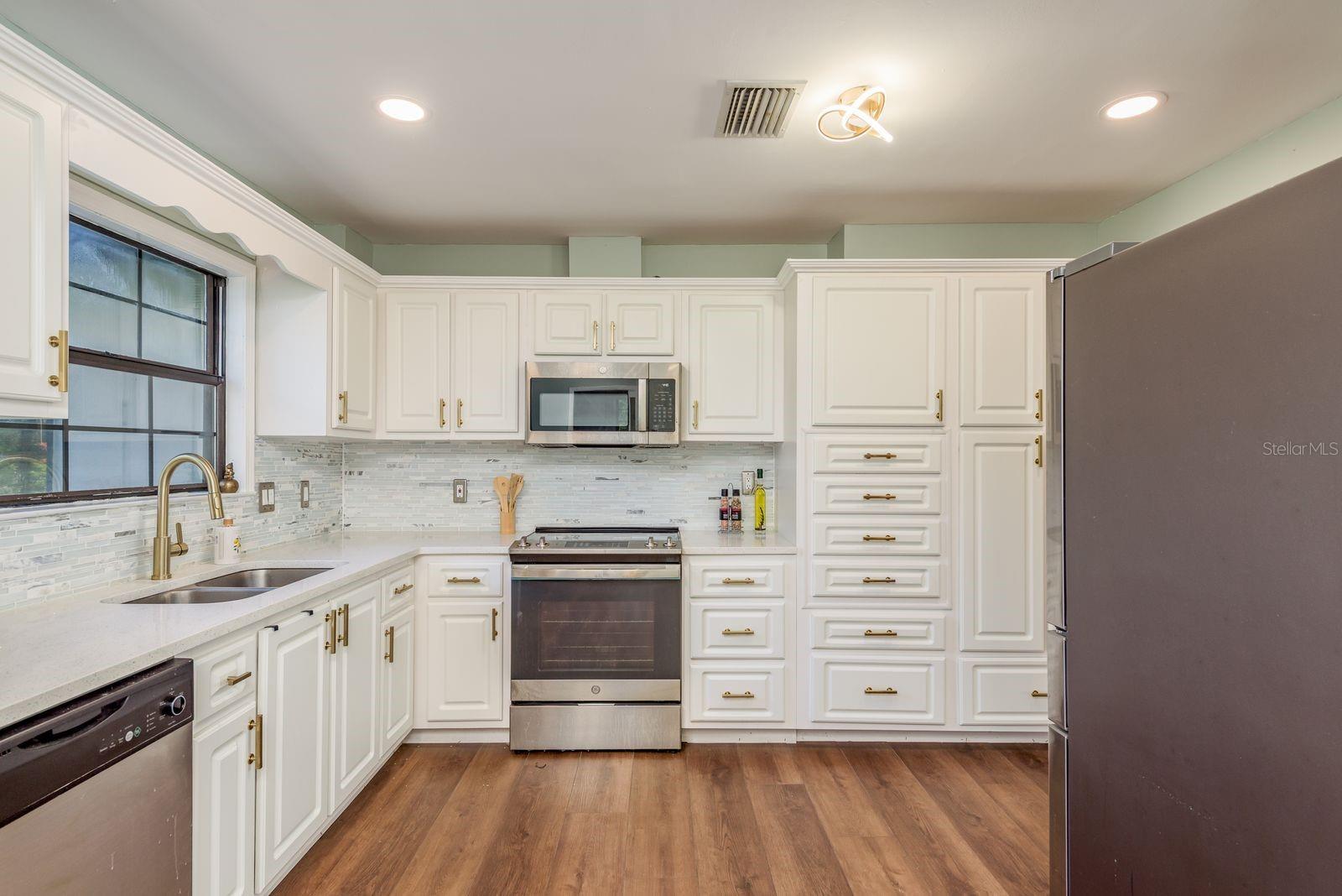 Image 16 of 67 For 1416 Grove Avenue