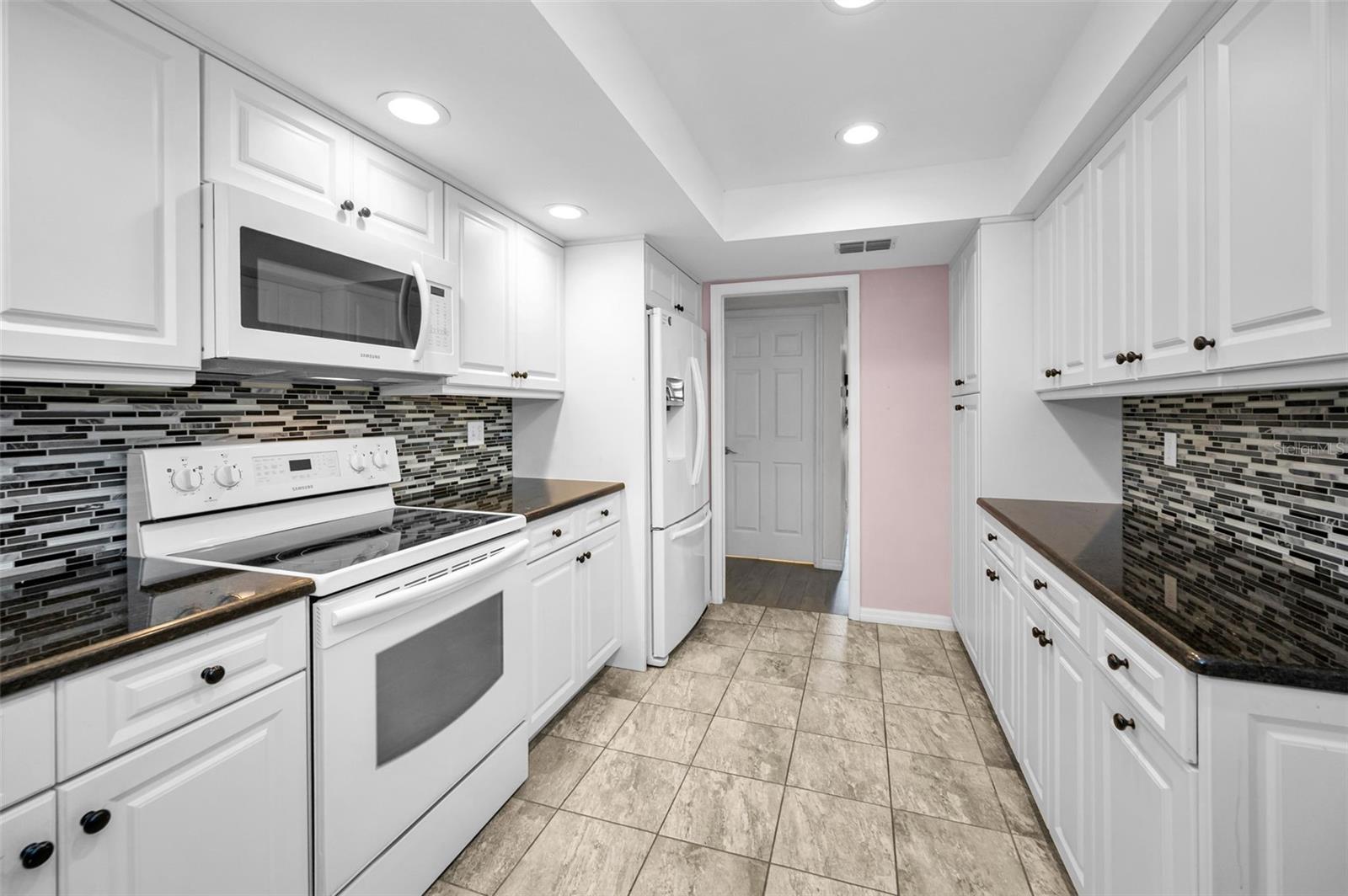 Image 15 of 37 For 2850 Countrybrook Drive 13