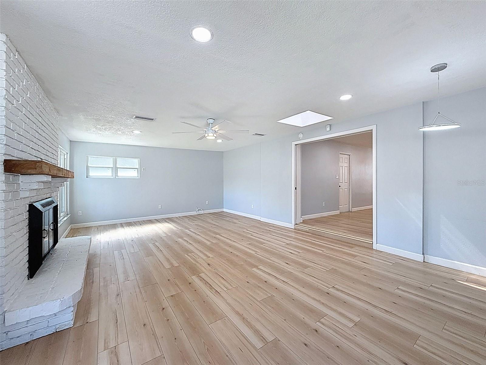 Image 17 of 45 For 217 Evelyn Avenue