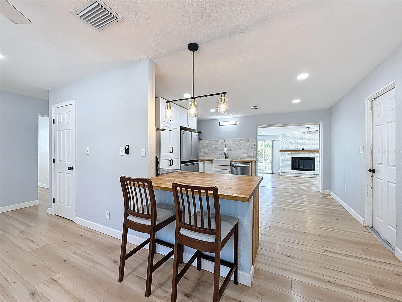 Image 7 of 45 For 217 Evelyn Avenue