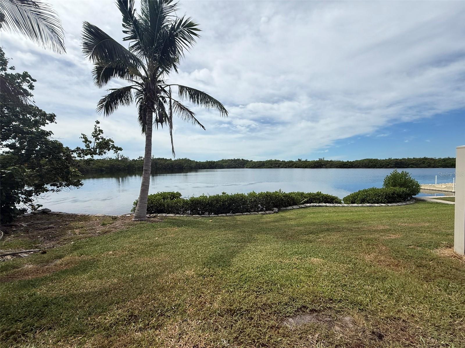 Image 17 of 51 For 1070 Sanabel Court Ne