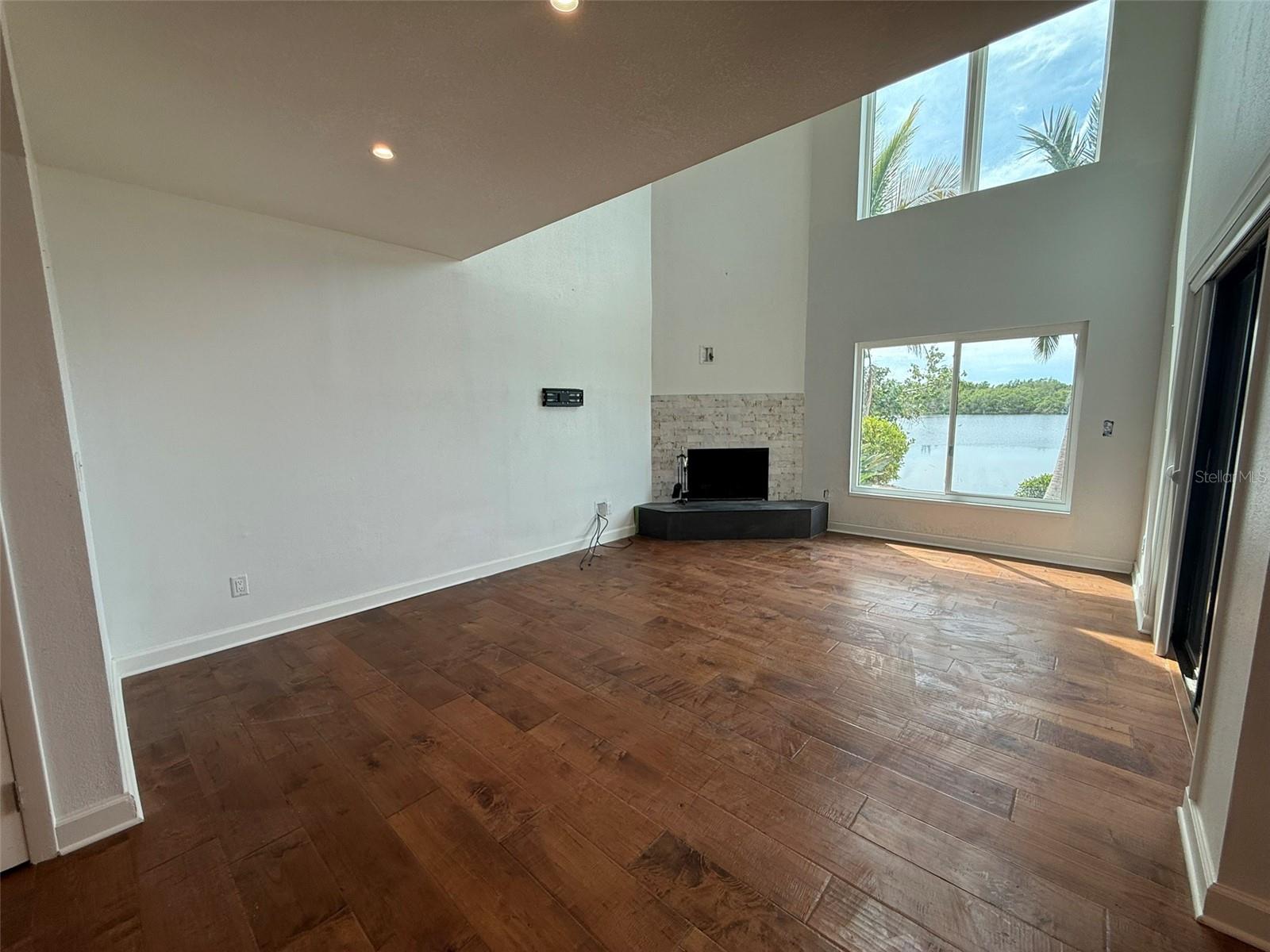 Image 20 of 51 For 1070 Sanabel Court Ne