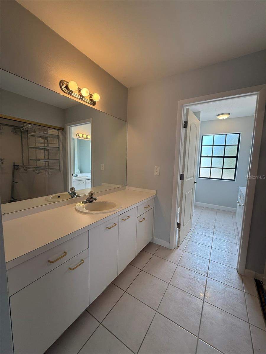 Image 32 of 51 For 1070 Sanabel Court Ne